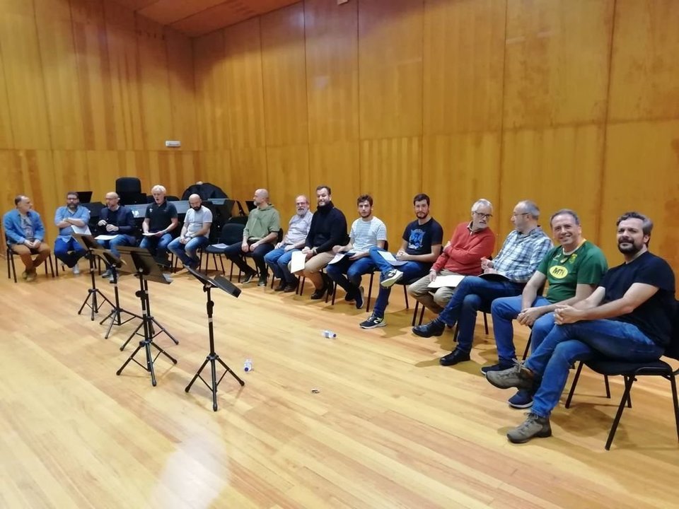 Las veinte voces, del coro Rías Baixas, que actuarán el domingo en “El Barbero de Sevilla”, en el ensayo.