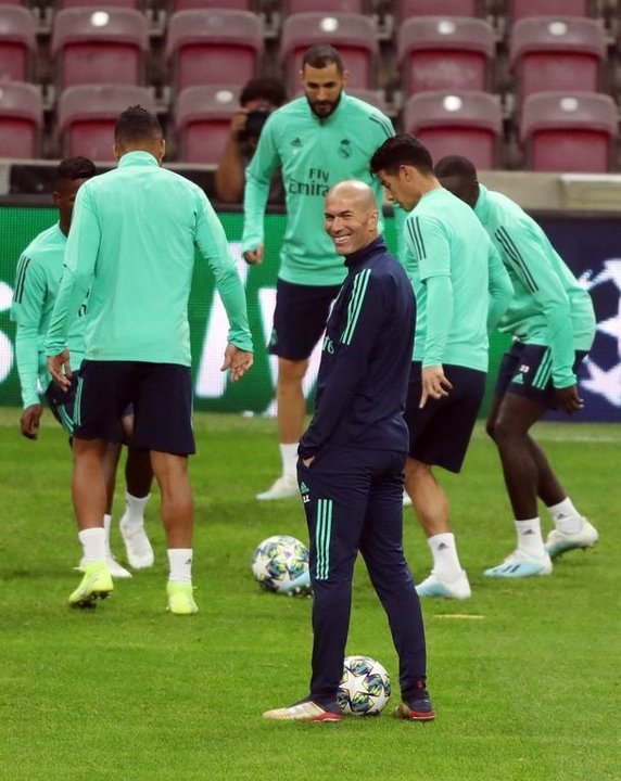Zidane sonríe en el entrenamiento de ayer previo al partido de hoy.