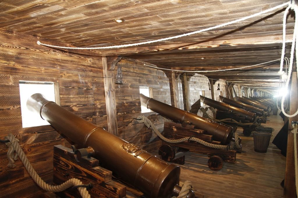 La sala de cañones del museo Meirande, que recrea un galeón de Rande.