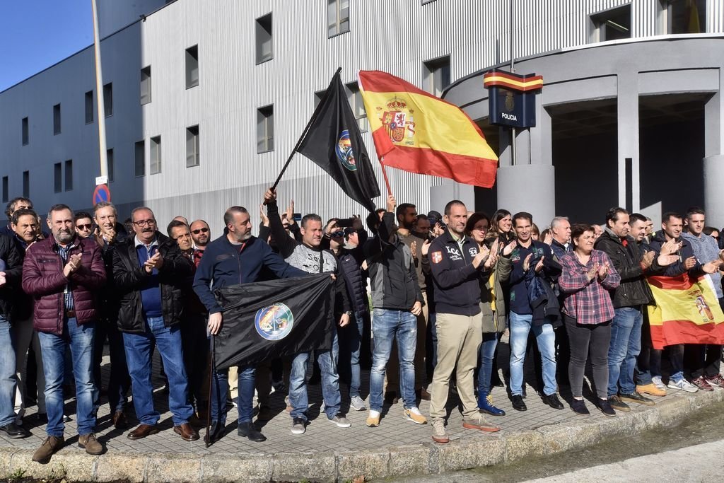 Un centenar de personas recibieron en A Coruña al grito de &#34;valientes&#34; a los agentes de la Unidad de Intervención.