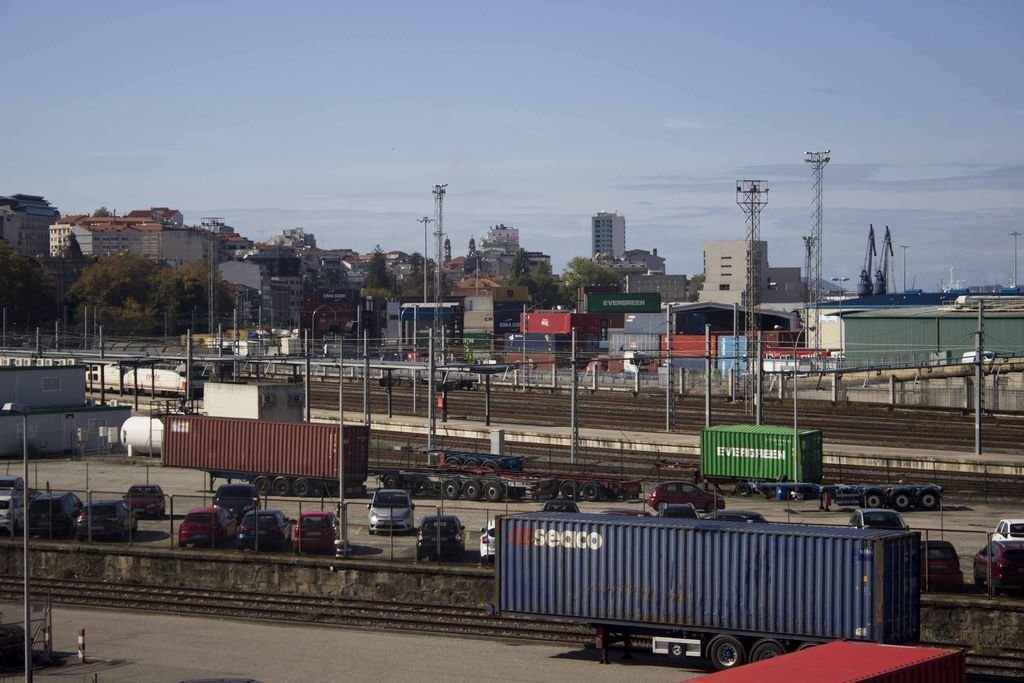 La zona logística y de mercancías de la estación de Vigo-Guixar, lindando con el territorio portuario.