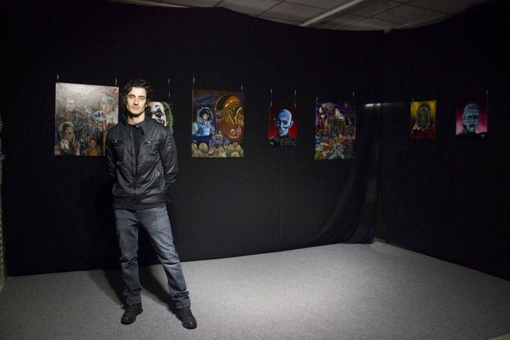 El artista Josef Méndez inauguró su muestra de arte del terror coincidiendo con el inicio del festival.