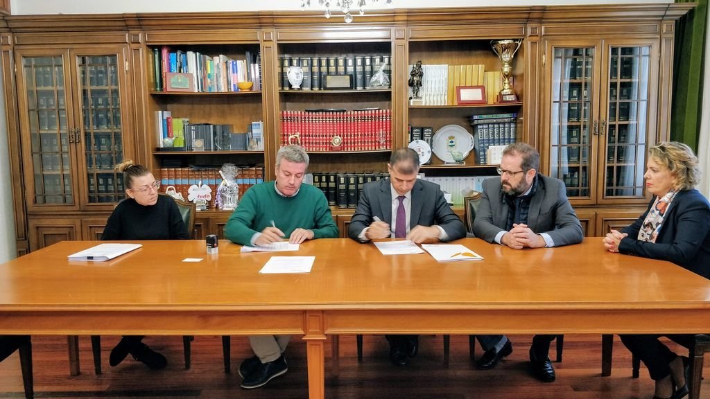 El alcalde, Luis Piña y responsables de las compañía eléctricas firmando ayer el contrato de pagos aplazados.