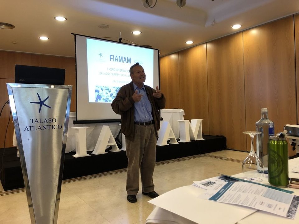 Mariano Arnal, vicepresidente de la Fundación Aqua Maris, durante su ponencia en el Talaso.