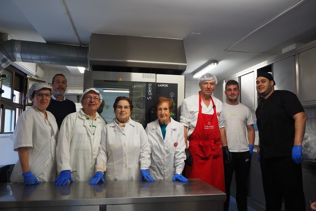 Voluntarios y trabajadores en la cocina del comedor social que Cáritas gestiona en Ourense desde 2013.
