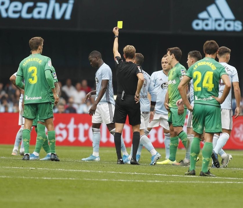 El árbitro madrileño Pizarro Gómez muestra la segunda tarjeta amarilla a Pape Cheikh, que supuso la expulsión del céltico en el minuto 65.