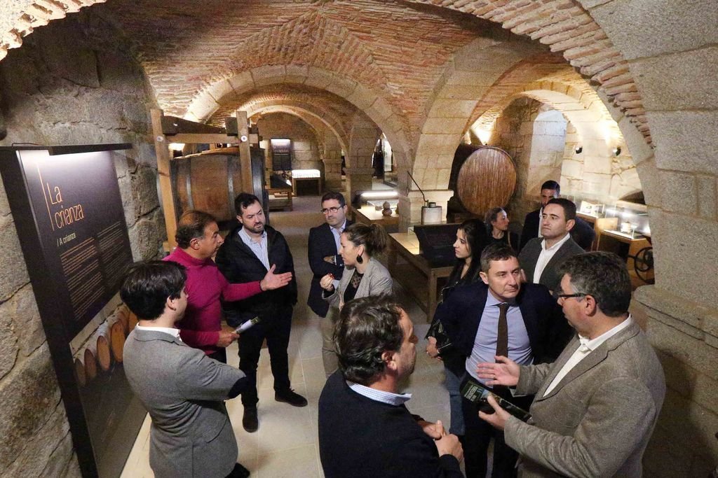 La alcaldesa ejerció de anfitriona en la visita al Museo do Viño de candidatos del PP por Pontevedra.