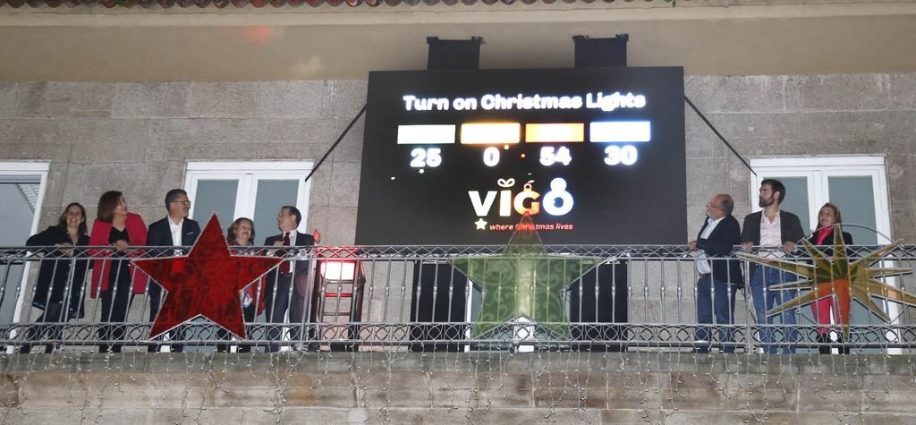 El alcalde Abel Caballero puso en marcha en la Porta do Sol el reloj navideño que marca la cuenta atrás para el encendido de las luces el próximo día 23.