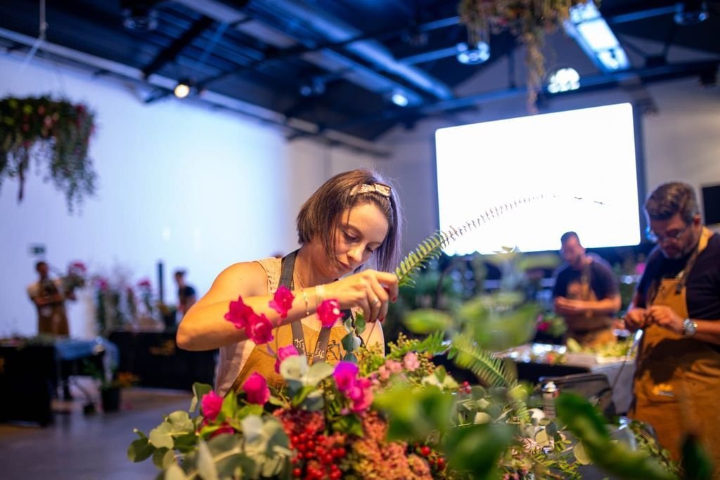 La florista de Mos, Noelia Sías, en León preparando uno de sus trabajos en pleno concurso.