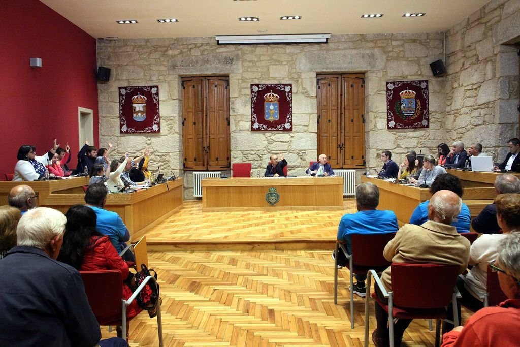 Votación de BNG y PSOE durante  la sesión plenaria del martes, 29 de octubre en Ponteareas.