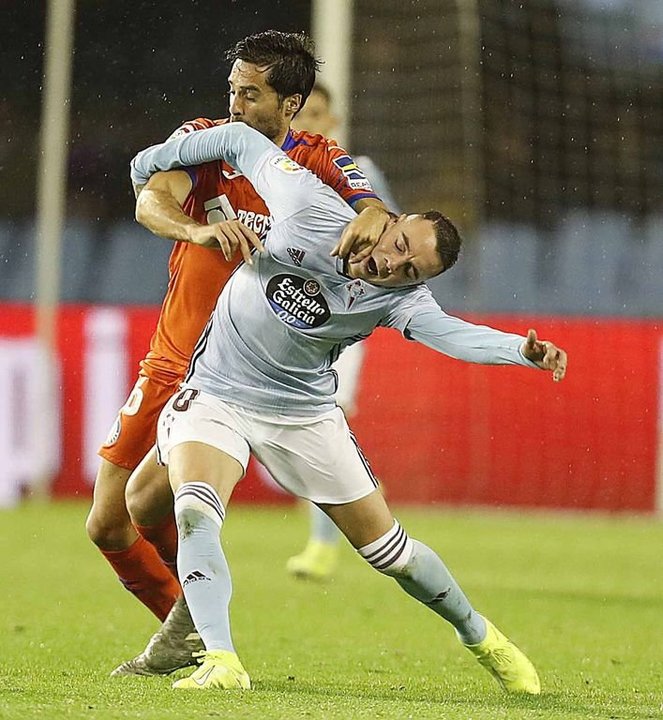 Iago Aspas recibe un manotazo en la cara durante una acción del partido de ayer en el estadio de Balaídos.