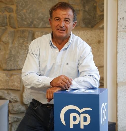 Javier Guerra, en la sede del PP vigués en la campaña.