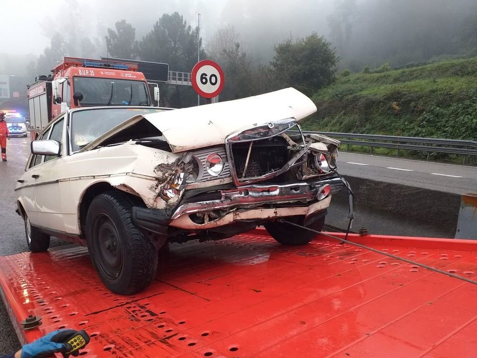 El coche accidentado poco antes de las 10 de la mañana, en la subida a Puxeiros.