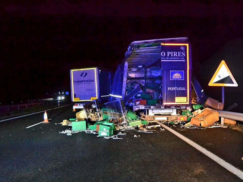 Los dos camiones implicados en el accidente en Vilardevós.