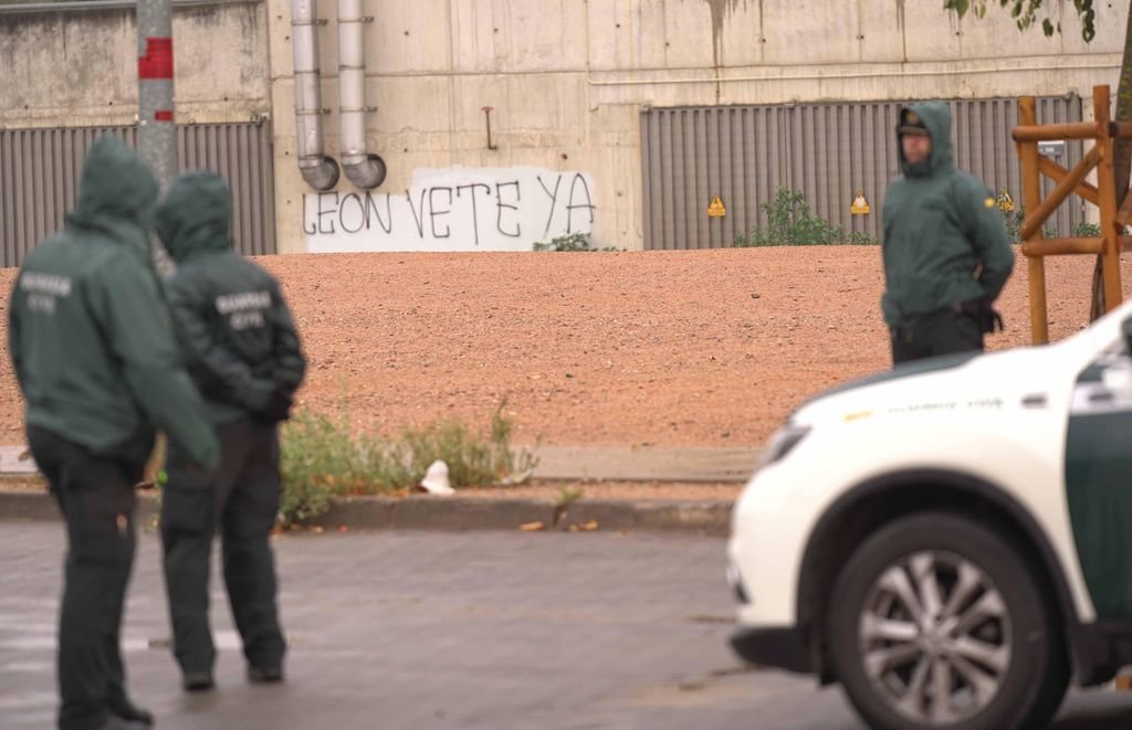 Tres agentes de la Guardia Civil vigilan el estadio Nuevo Arcángel ante una pintada contra Jesús León.