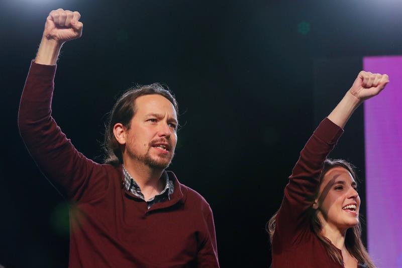 El líder de Unidas Podemos, Pablo Iglesias (i), y la portavoz en el Congreso, Irene Montero