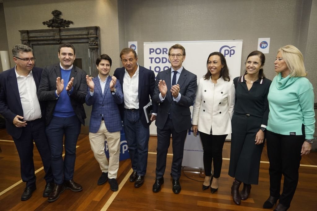 Bas, Rodríguez Davila, Gago, Guerra, Feijóo, Ramallo, Rojo y Porro, ayer en el acto con empresarios en Vigo.