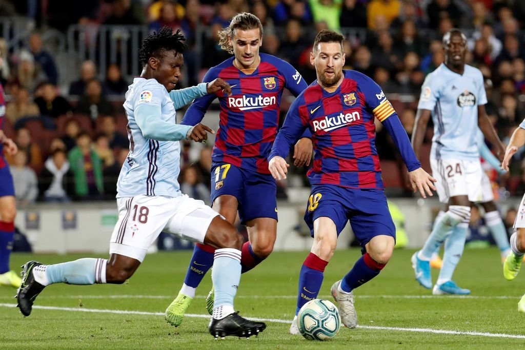 El céltico Aidoo intenta frenar a Messi durante el partido jugado anoche en el Camp Nou.
