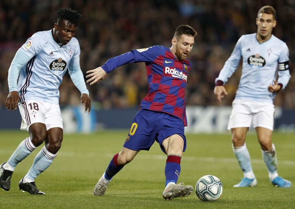 Messi conduce el balón perseguido por Aidoo y bajo la atenta mirada de Hugo Mallo.