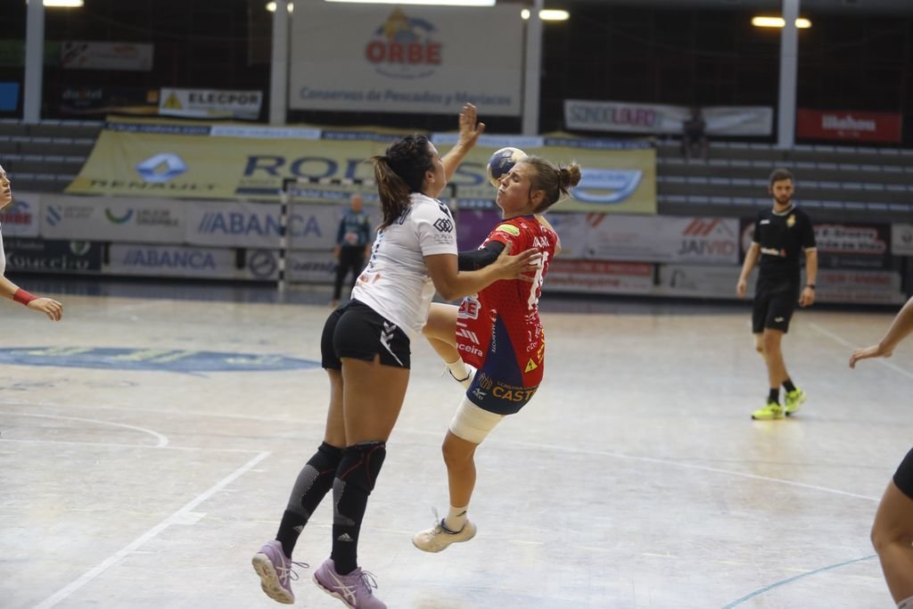 Anthía Espiñeira trata de superar a una oponente en el partido de ayer.