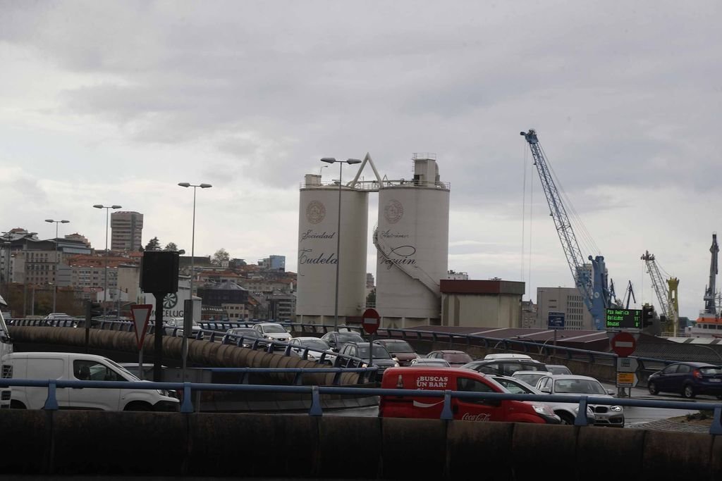 Los silos van a desaparecer del paisaje portuarios de Guixar y Areal, y permitirán ganar algo de terreno.