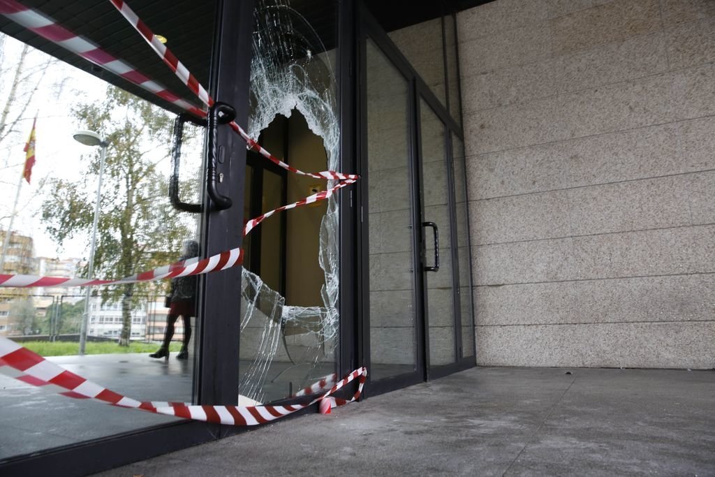 El hombre rompió con un adoquín el cristal de la puerta de acceso.