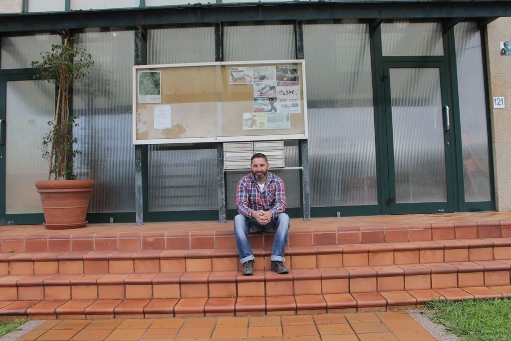 Jorge Rial, de la directiva CC de Camos,  en la puerta principal del edificio.