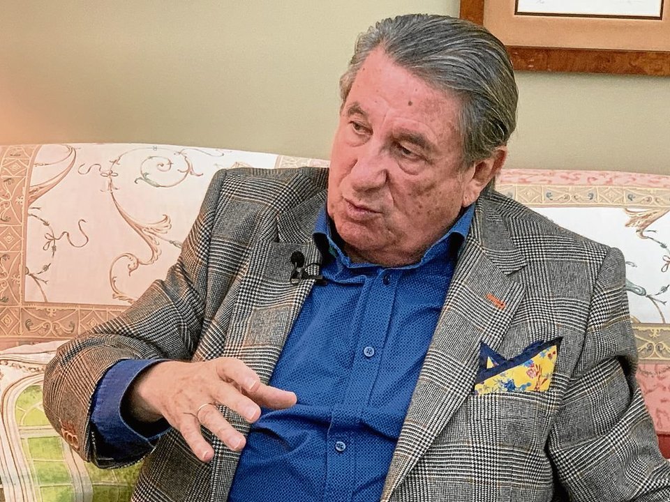 Francisco Vázquez gesticula en un momento de la entrevista, el jueves en Bergondo.