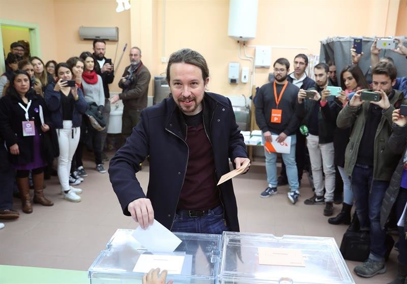 El líder de Unidas Podemos Pablo Iglesias deposita su voto en la localidad madrileña de Galapagar