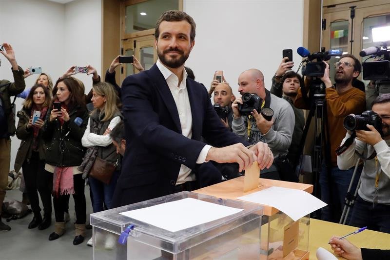 El presidente del Partido Popular Pablo Casado, deposita su voto en Madrid