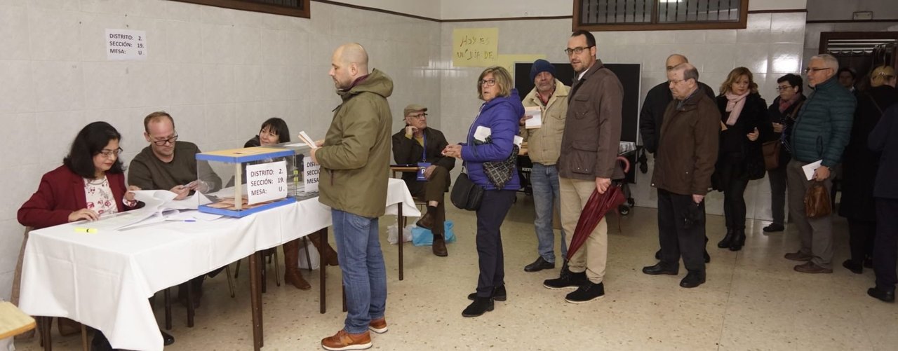 Las primeras colas en un colegio electoral de Vigo // Vicente Alonso