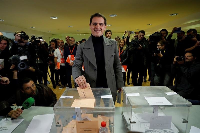 El candidato de Ciudadanos a la Presidencia del Gobierno, Albert Rivera, vota en el Colegio Volturno de Pozuelo de Alarcón (Madrid)