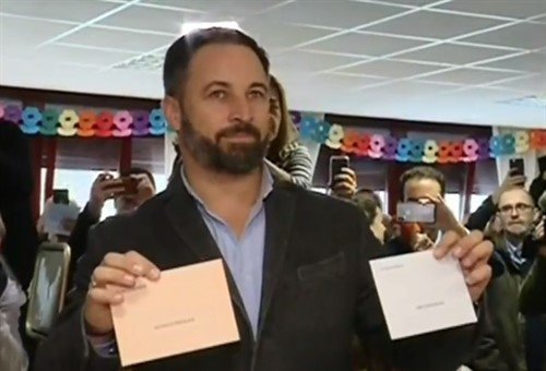 Santiago Abascal ejerciendo su derecho al voto en Madrid