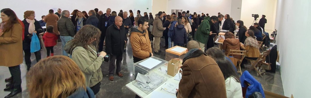 Votantes en un colegio electoral de Vigo // JV Landín