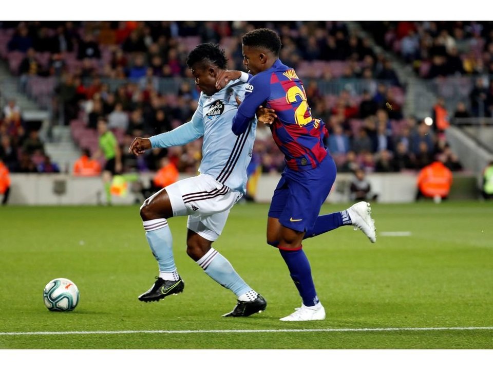 Joseph Aidoo protege el balón ante Ansu Fati durante el partido del pasado sábado ante el Barcelona en el Camp Nou.