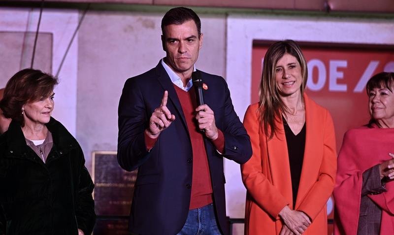 El líder del PSOE Pedro Sánchez (2i), su mujer Begoña Gómez (2d), Carmen Calvo (i), y Cristina Narbona (d)