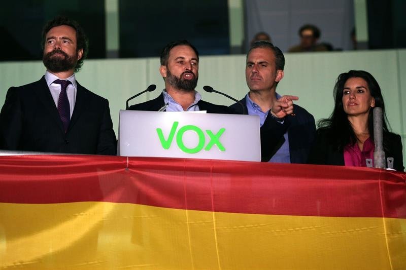 El presidente de Vox, Santiago Abascal (2i), junto al portavoz en el Congreso de Vox, Iván Espinosa de los Monteros (i)