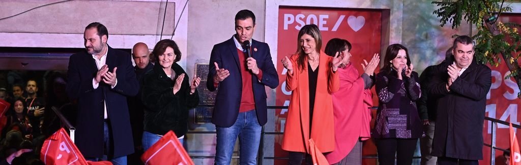 El líder del PSOE Pedro Sánchez (3i), su mujer Begoña Gómez (4d), Adriana Lastra (2d), Carmen Calvo (2i), José Luis Ábalos (i), Cristina Narbona (3d), y Santos Cerdán (d) celebran los resultados electorales