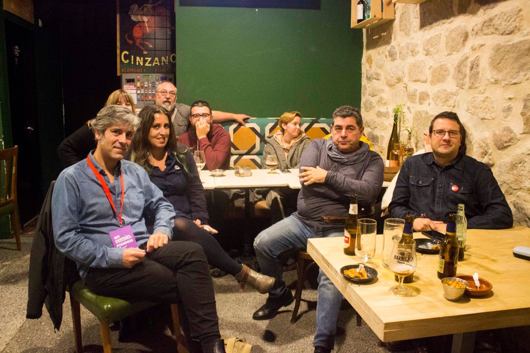 En Vigo la formación se reunió en un bar de la plaza de la Constitución para seguir el escrutinio.