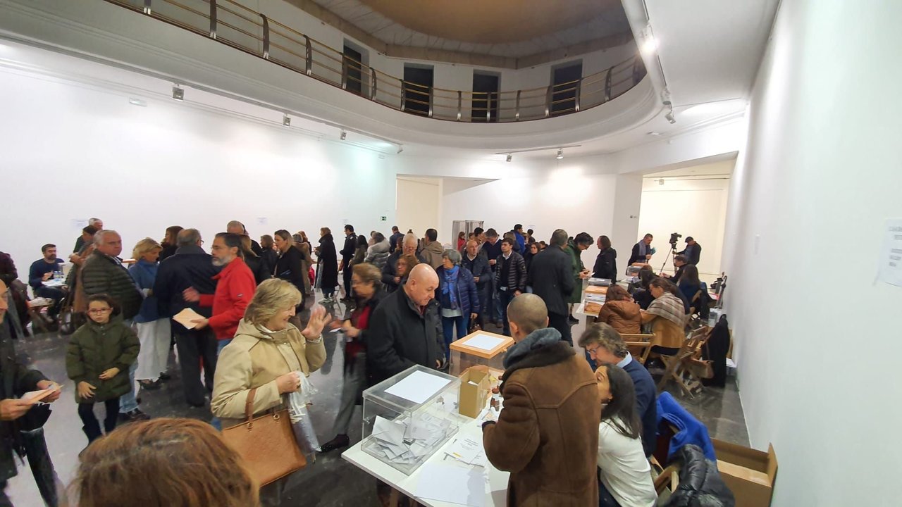 A media mañana la afluencia de votantes fue masiva en muchos colegios electorales, como éste en A Casa das Artes.
