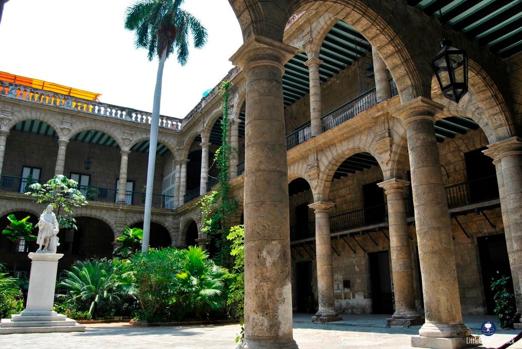 Patio interior del Palacio de los Capitanes Generales de La Habana, que incluye varios actos de los reyes.