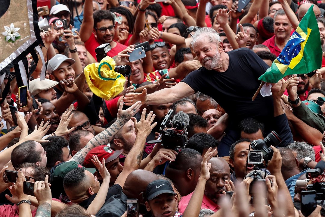Lula da Silva a hombros durante el encuentro con simpatizantes el sábado en Sao Bernardo do Campo.