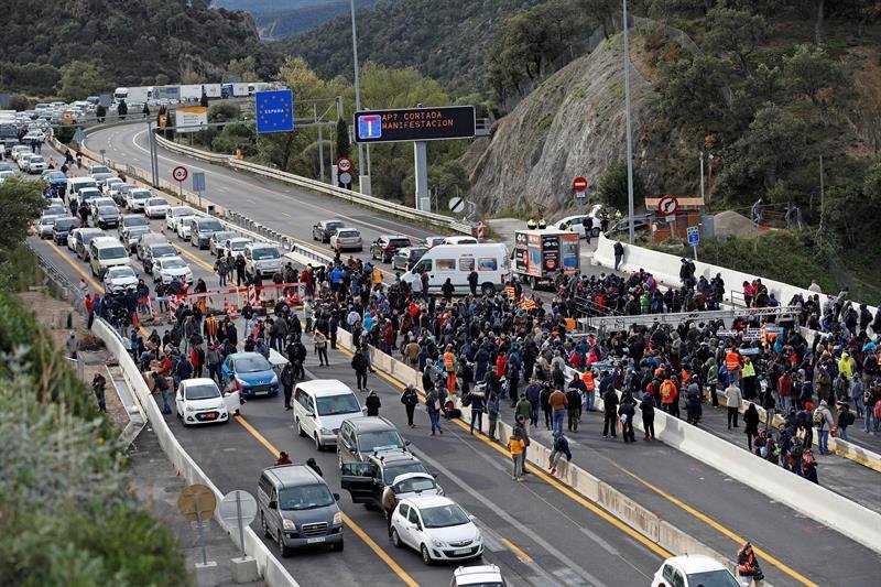 Manifestantes cortan la autopista AP-7 en el punto fronterizo de La Jonquera