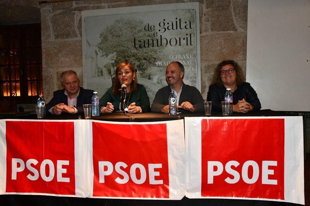 Uno de los actos de la pasada campaña del PSOE en Redondela con Digna Rivas y David Regades.