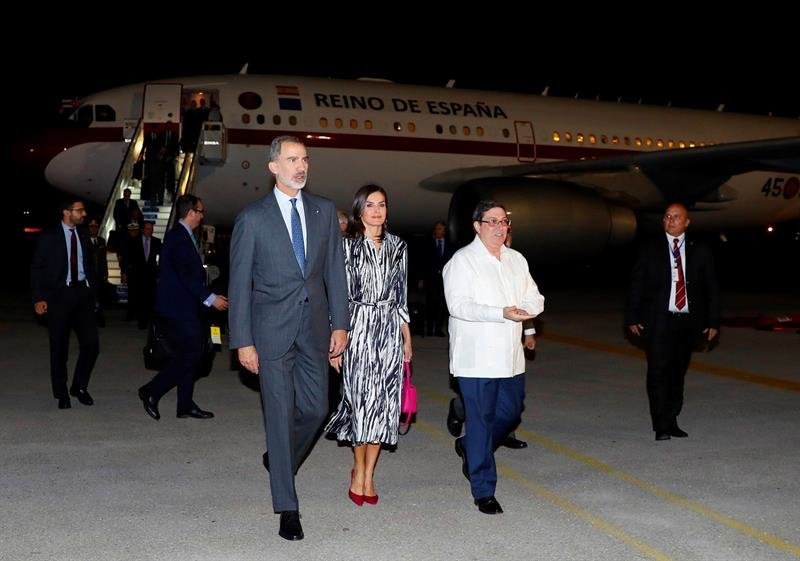 El Rey Felipe VI y la Reina Letizia acompañados por el Ministro de Relaciones Exteriores cubano, Bruno Rodríguez