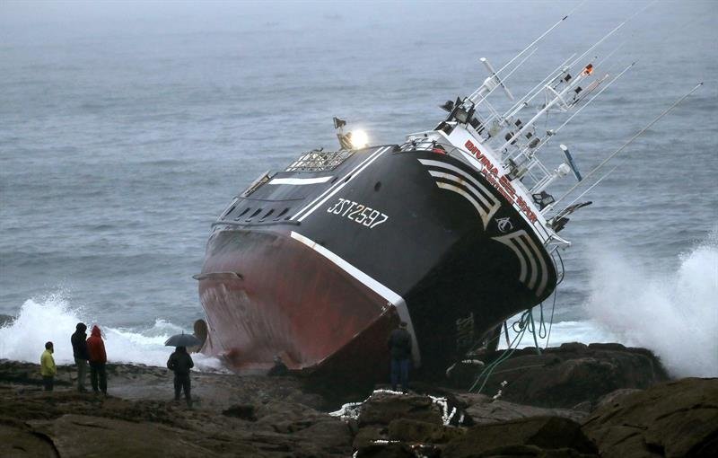 Un hombre ha fallecido tras embarrancar el pesquero &#34;Divina del Mar&#34;, uno de los más conocidos de la flota de Portosín (A Coruña)