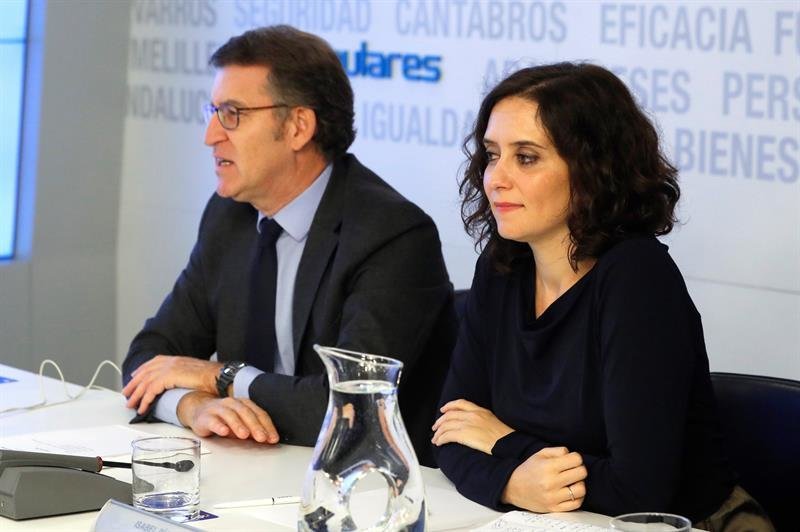 El presidente de la Xunta de Galicia, Alberto Núiñez Feijóo,iz., y la presidenta de la Comunidad de Madrid, Isabel Díaz Ayuso