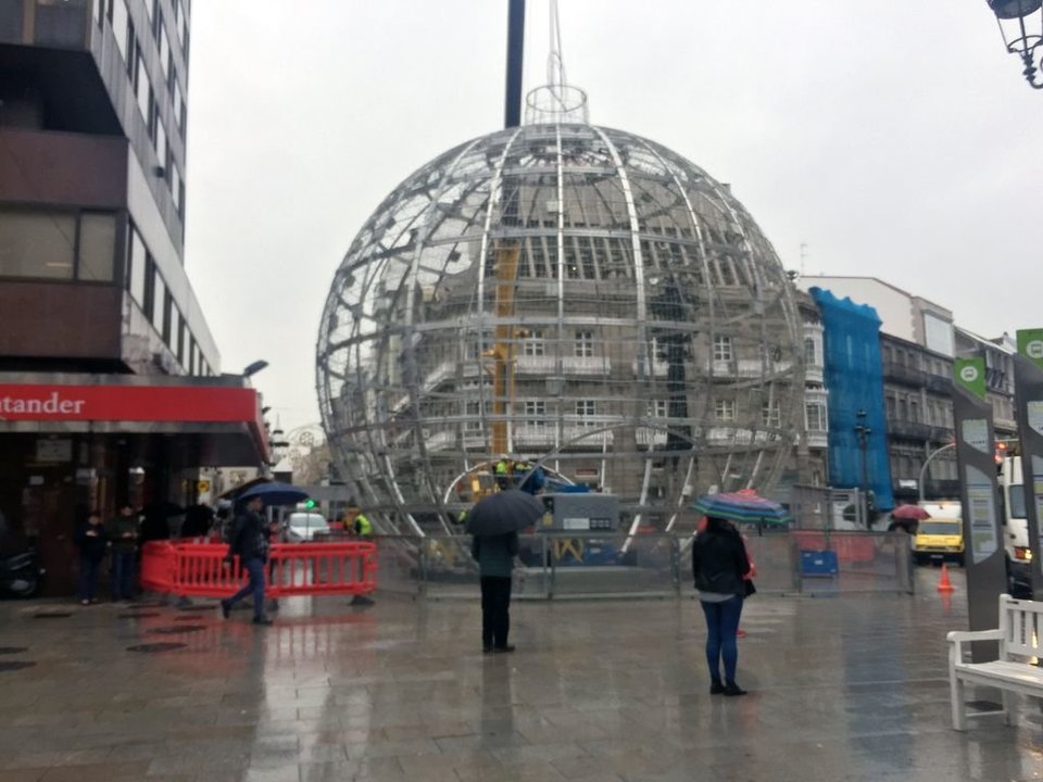 La bola gigante quedó ayer instalada en la plaza de la Farola de Urzaiz.