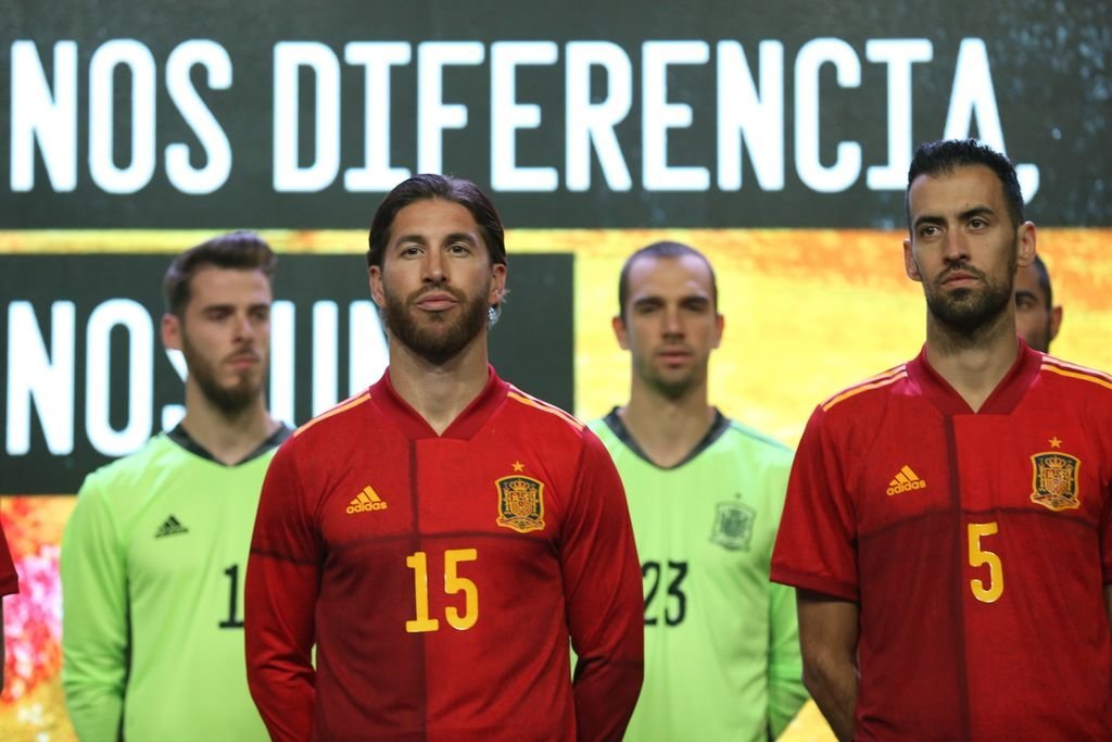 Sergio Ramos y Busquets, con la nueva camiseta.