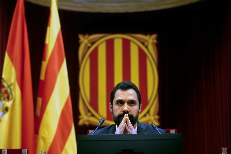 El presidente del Parlament de Cataluña, Roger Torrent, durante la moción que presentó la CUP.